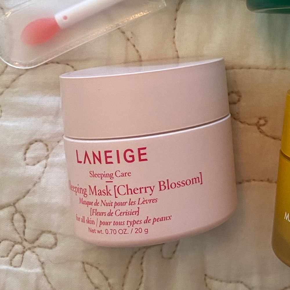 Lip sleeping mask